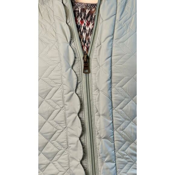 Light Blue Quilted Scallop Vest for Women - Puffer Style with Pockets size M - Picture 6 of 9